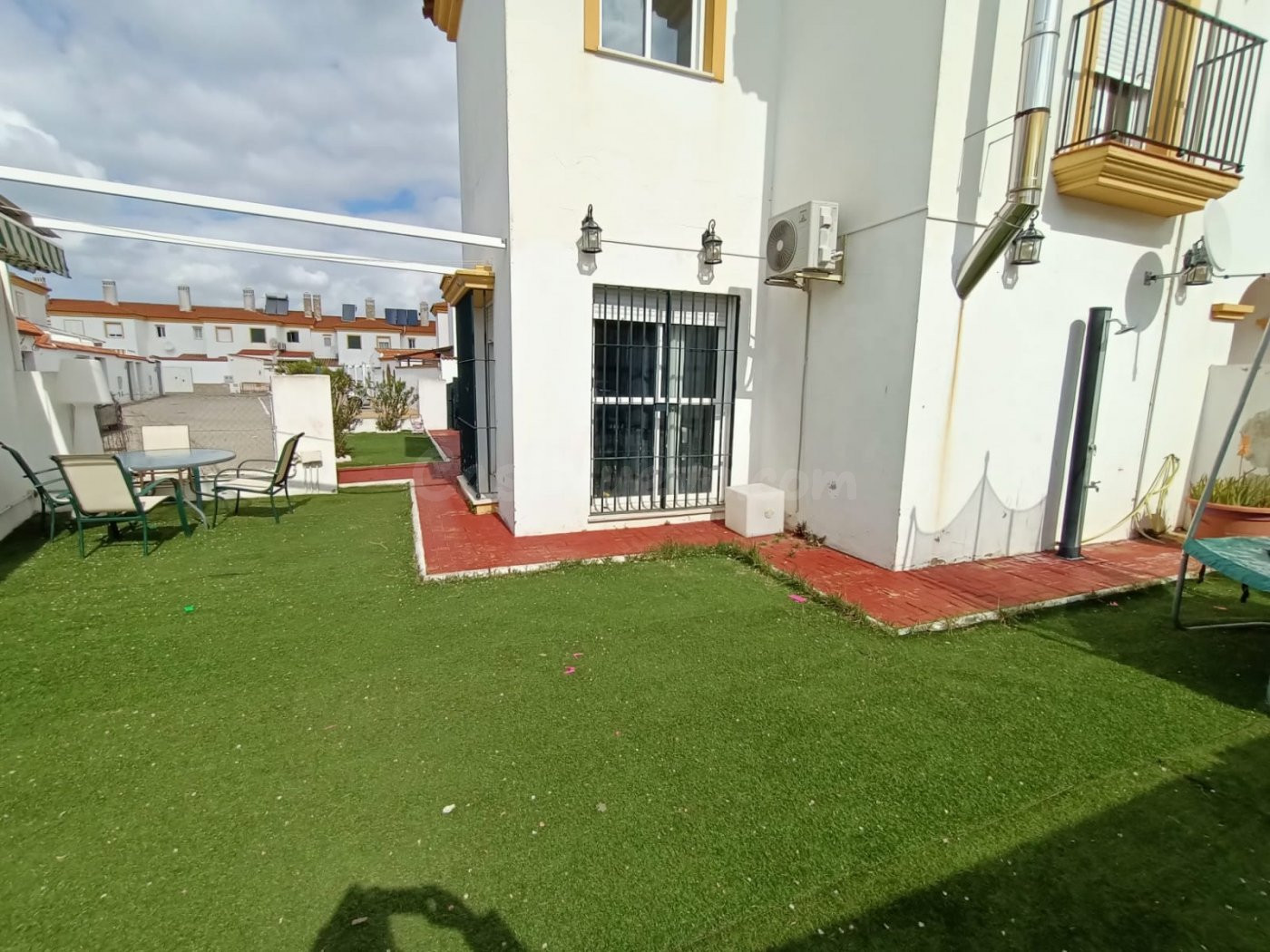 SE VENDE AMPLIO Y LUMINOSO ADOSADO CON GRAN PATIO