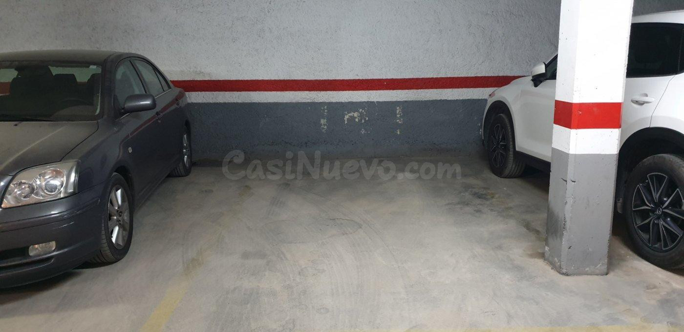 PARKING a tan solo 50 metros de la Estación de Renfe Castell