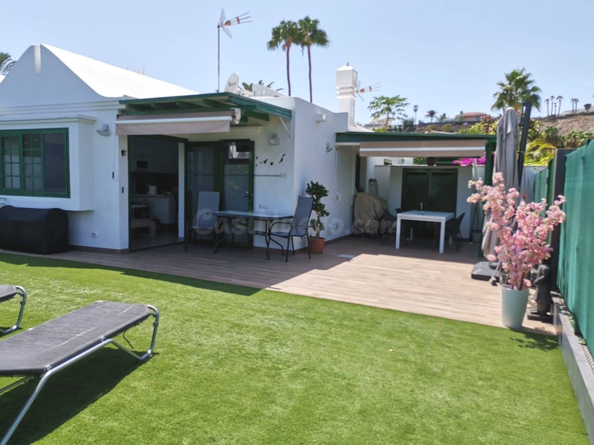 Bungalow con una gran terraza privada