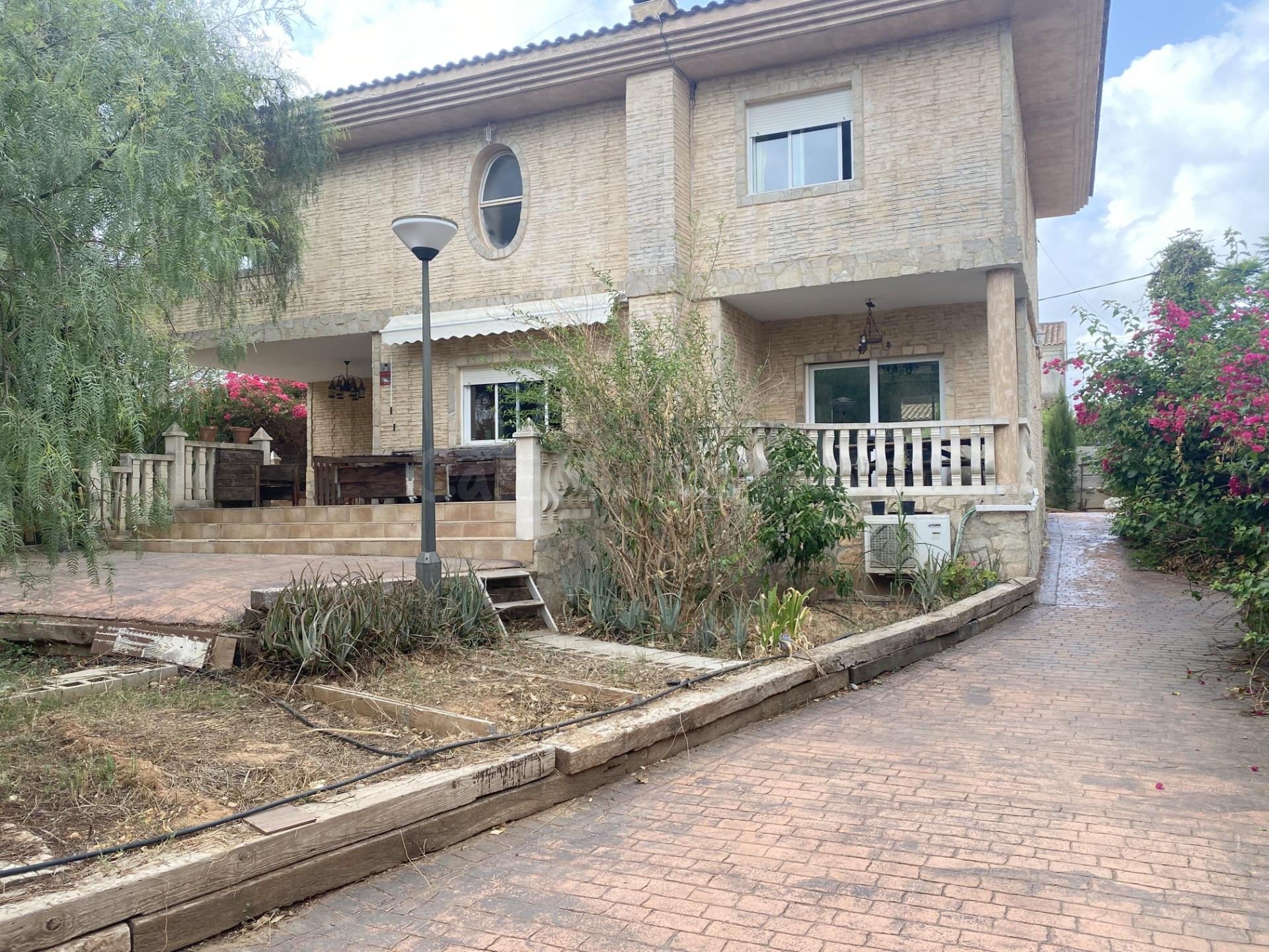 Chalet en alquiler situado en Alginet Urbanización Los Lagos - foto 2