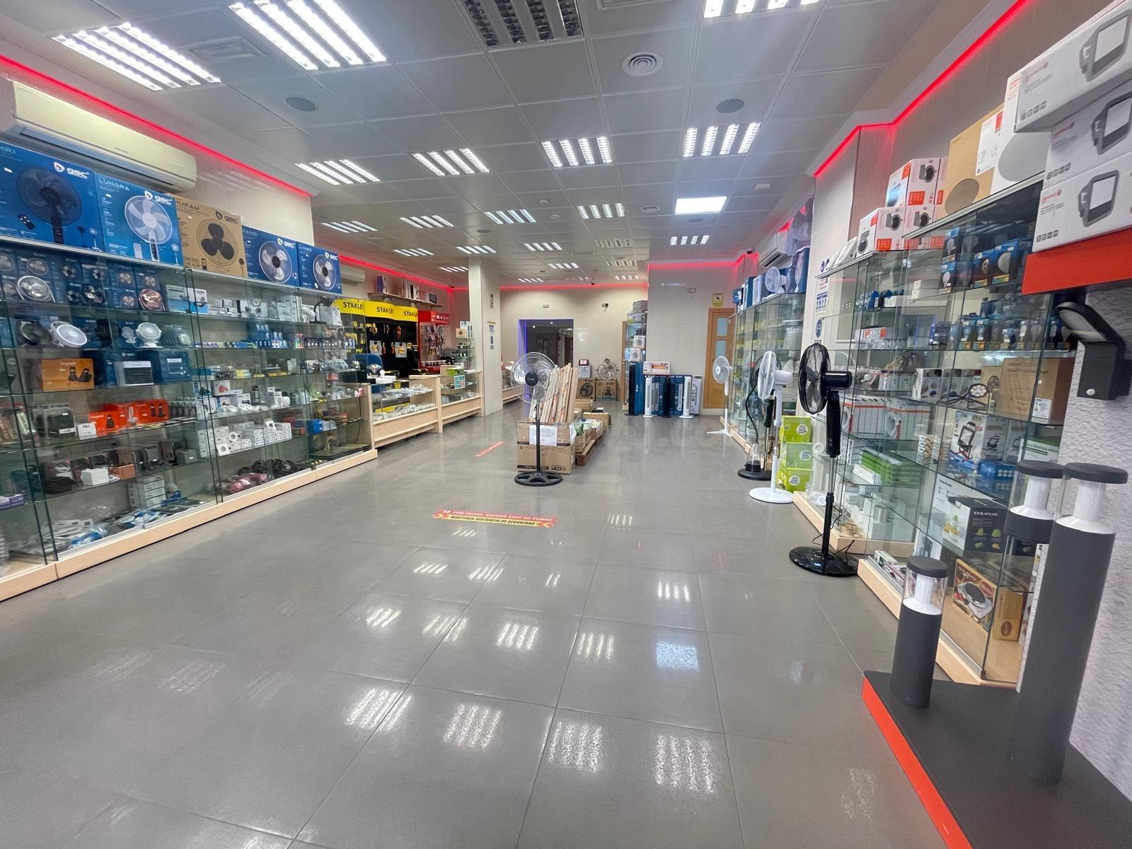LOCAL EN VENTA EN RAMON Y CAJAL - foto 4