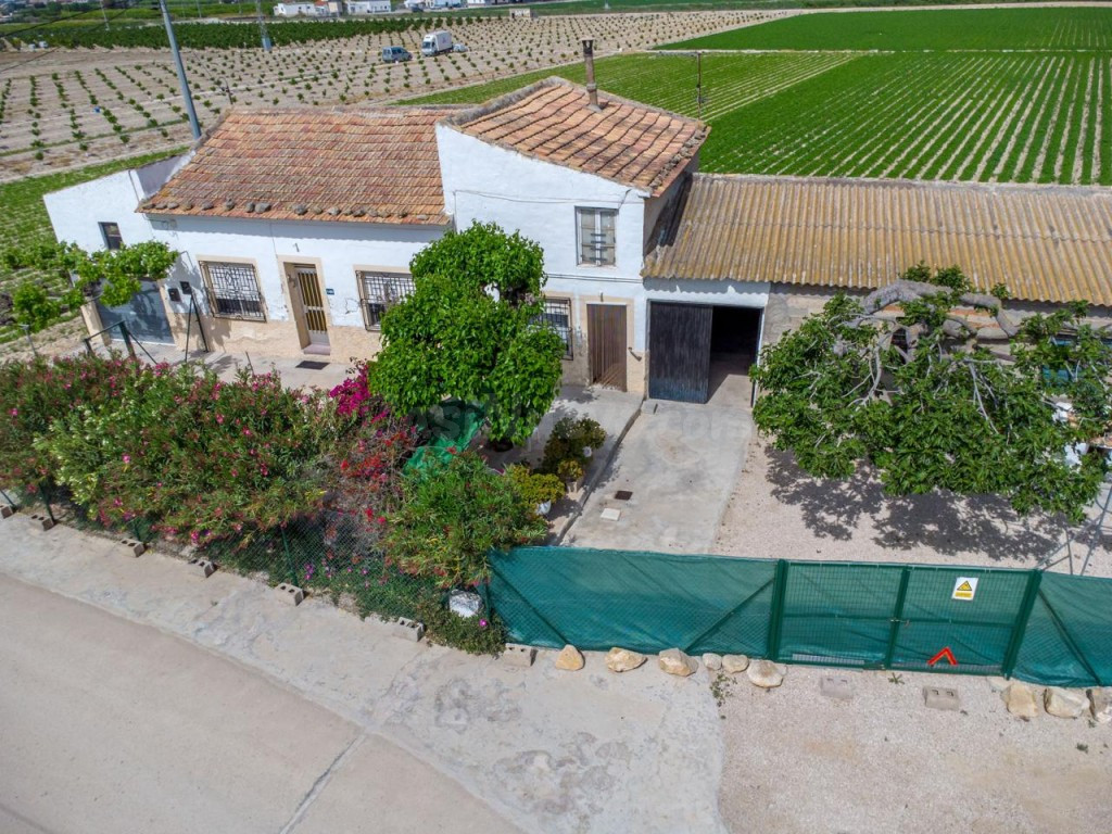 Finca con vivienda para reformar y 12.689 m² de terreno en H