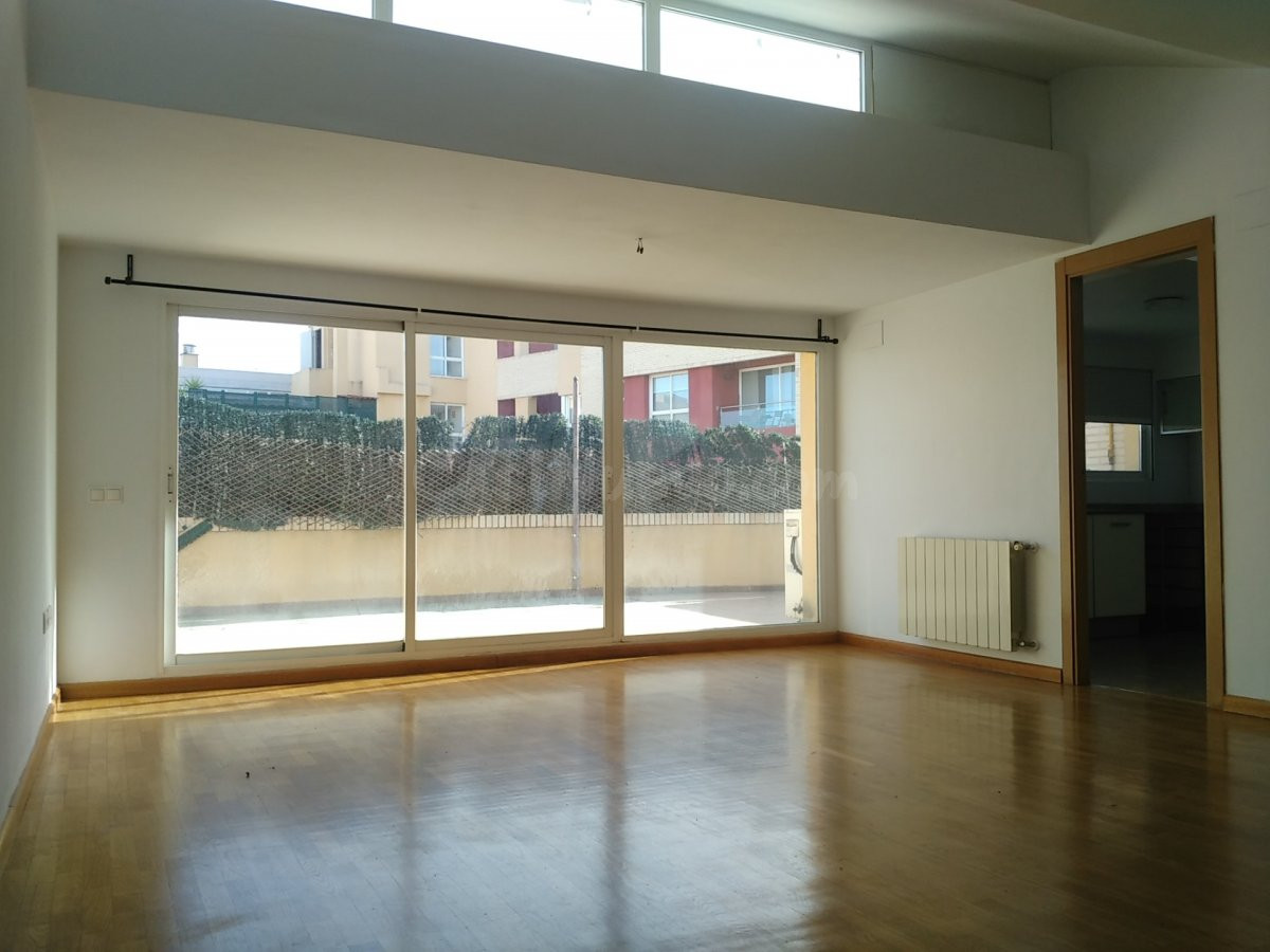 ÁTICO SEMINUEVO CON TERRAZA Y GARAJE EN ALDAIA - foto 2