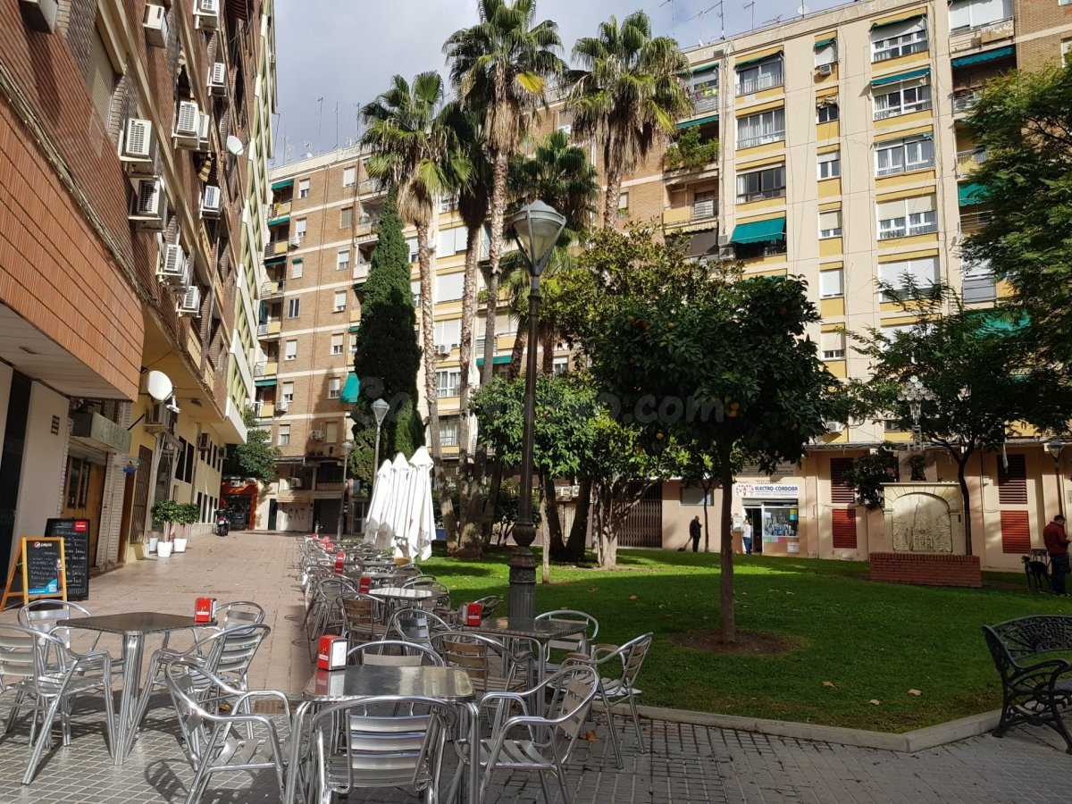 local muy bien situado en zona de vallellano