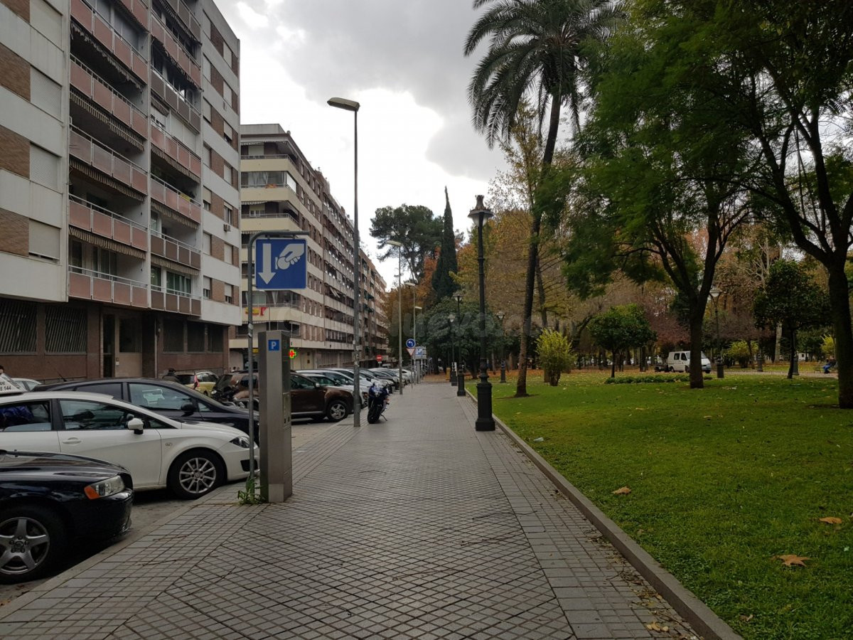 local muy bien situado en zona de vallellano - foto 4