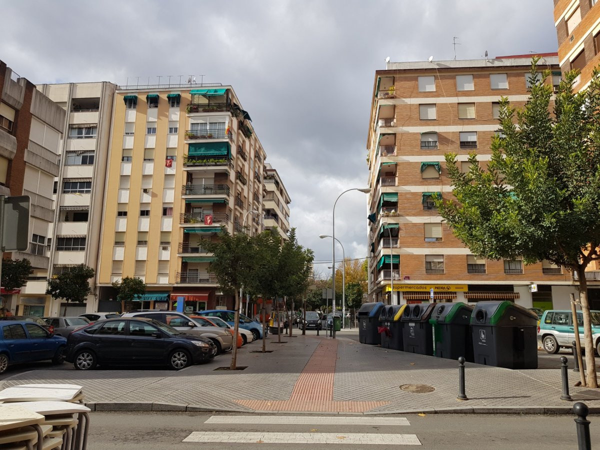 local muy bien situado en zona de vallellano - foto 5