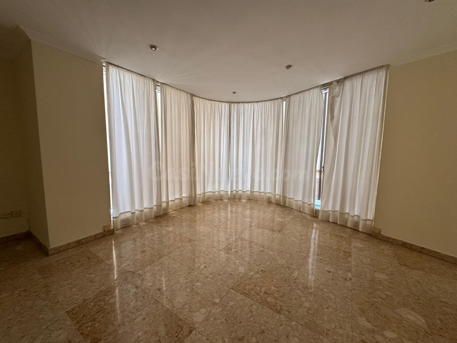 ubicación EXCELENTE: PISO DE TRES DORMITORIOS CON TERRAZA, T