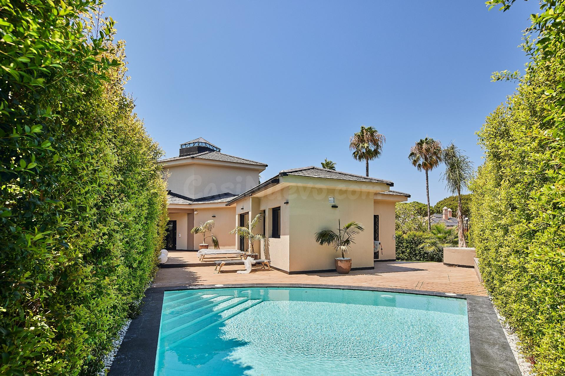 ¡Exclusivo Chalet de Lujo totalmente reformado y equipado para entrar a vivir en Vistahermosa!