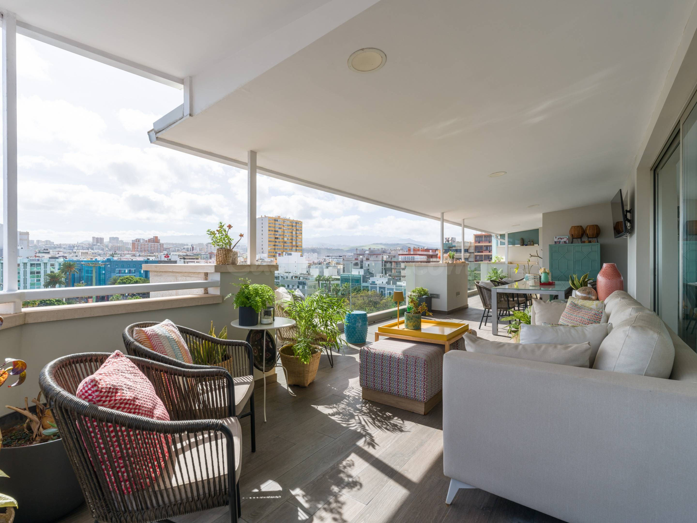 Exclusivo super atico con terraza de 60 metros junto al puerto y canteras!