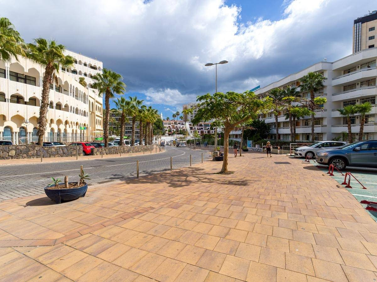 Amplio local comercial en Avda. Alféreces Provisionales 11, 