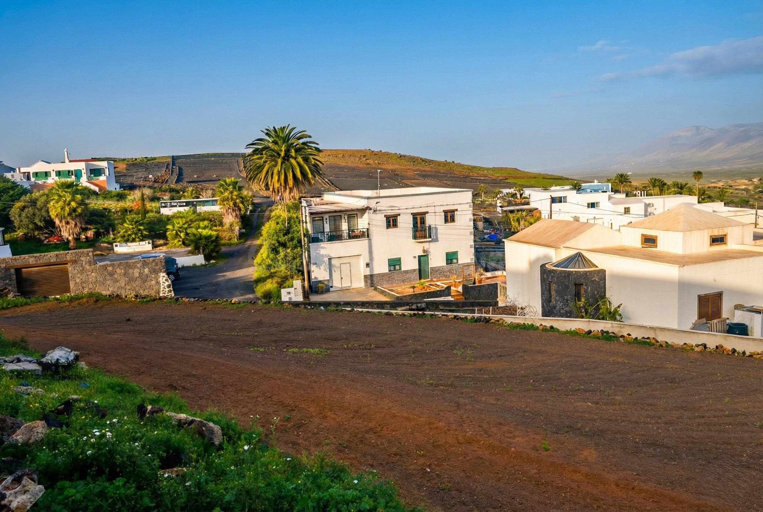 Vive la esencia de Lanzarote en Tao: Parcela urbana con proy