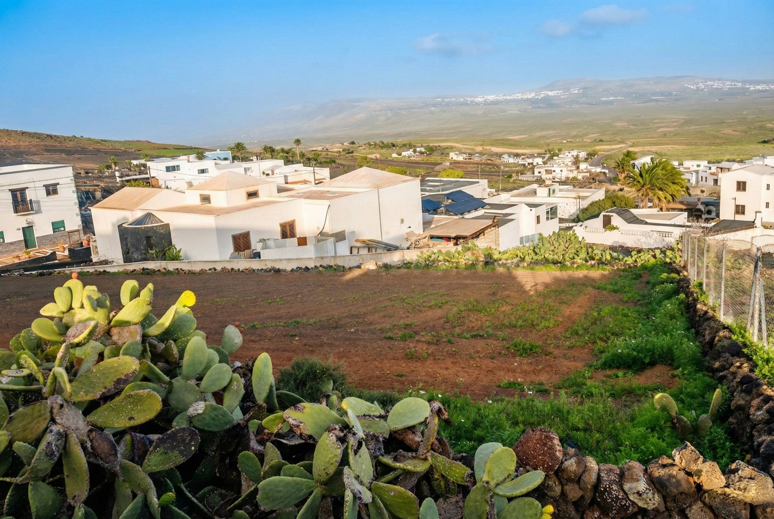 Vive la esencia de Lanzarote en Tao: Parcela urbana con proy - foto 3