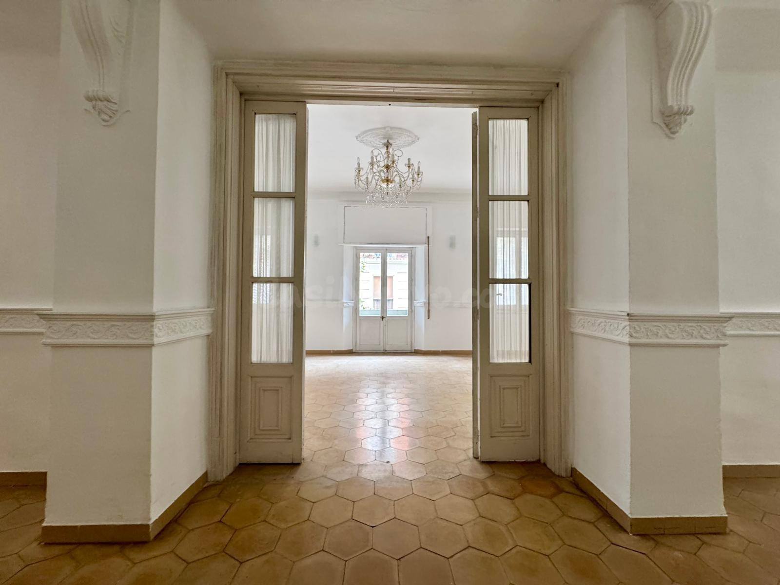 SEÑORIAL PISO DE 324M2, CON TECHOS ALTOS, EN PLENO CENTRO DE