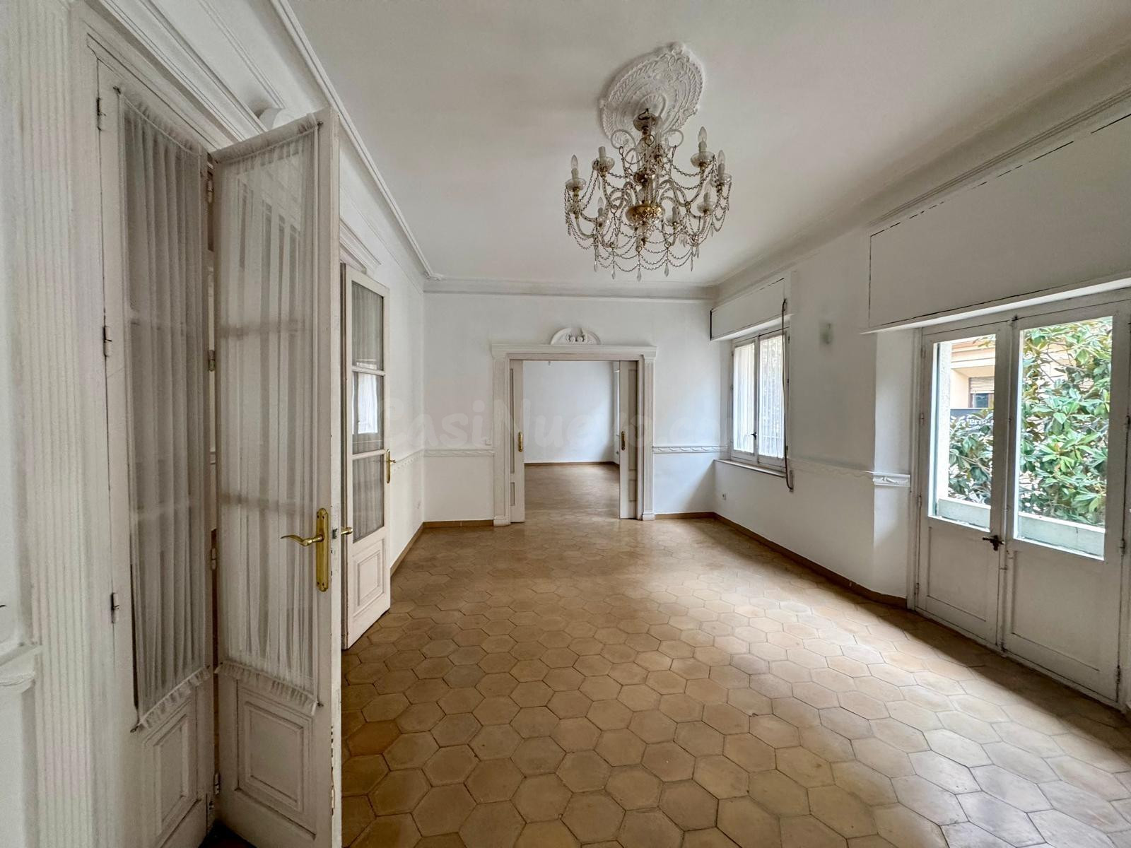 SEÑORIAL PISO DE 324M2, CON TECHOS ALTOS, EN PLENO CENTRO DE - foto 2