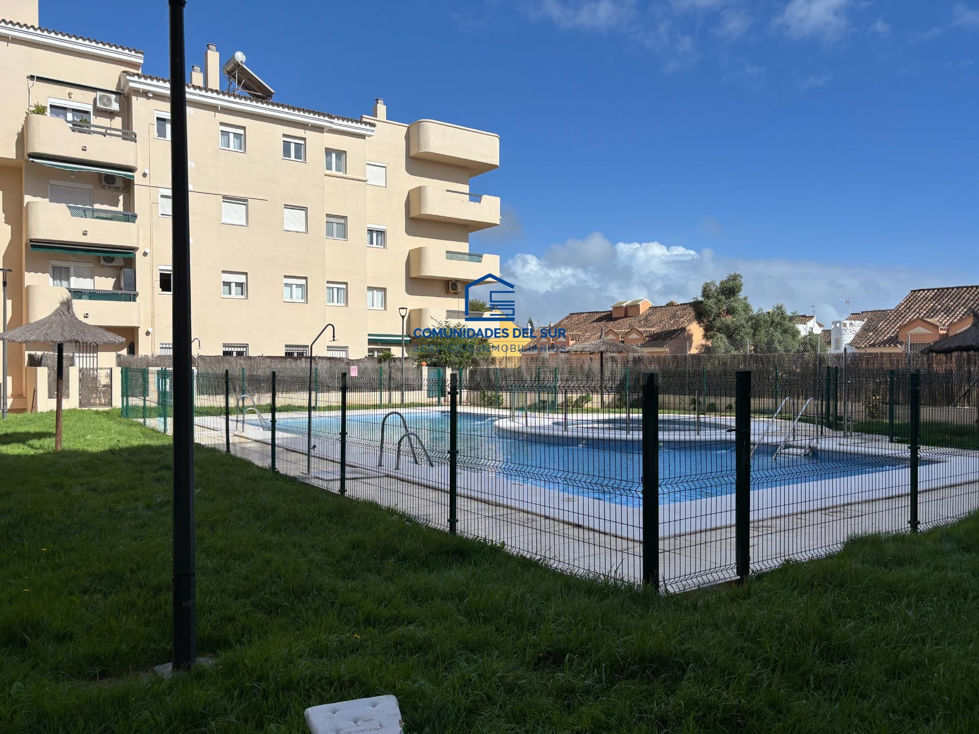 Planta baja de diseño en El Águila con porche privado y acceso directo a piscina