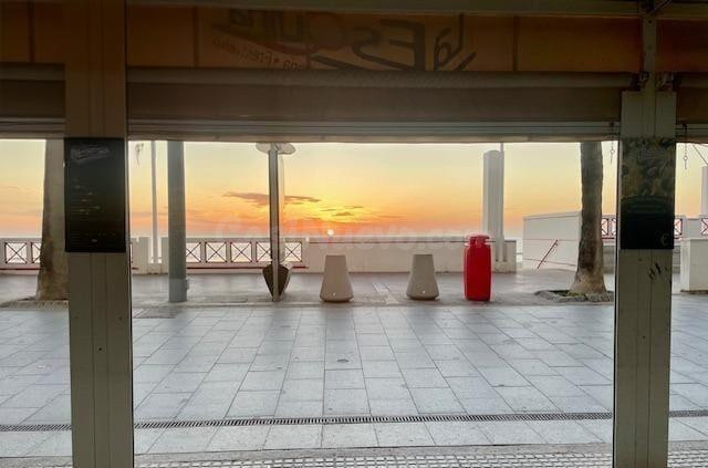IMPONENTE LOCAL A PIE DE PLAYA CON LICENCIA PARA USO DE HOSTELERÍA