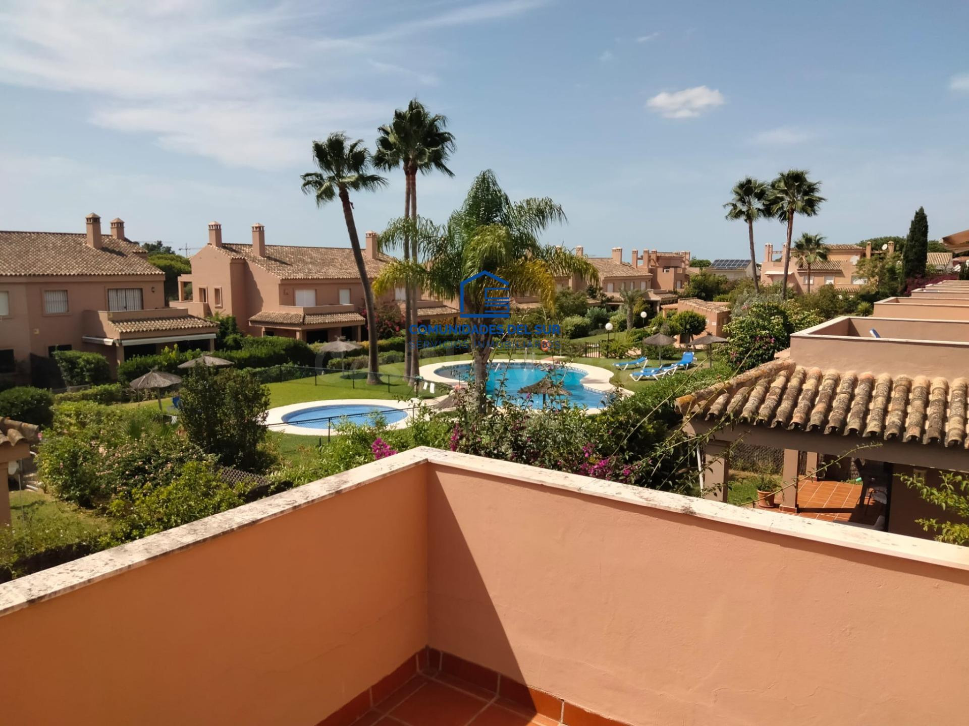 Amplia casa en alquiler con jardín, terrazas y garaje en res