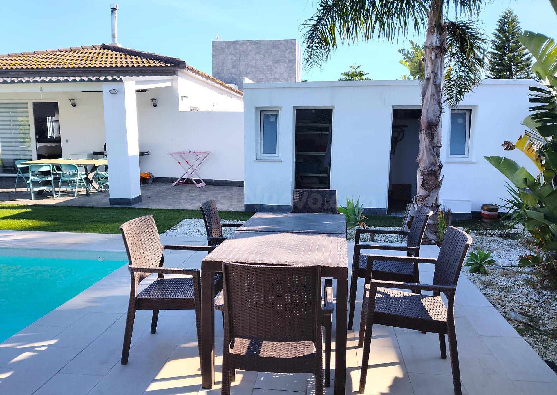 ✨ ¡Exclusividad y relax! Chalet urbano con piscina de diseño en Las Rapaces