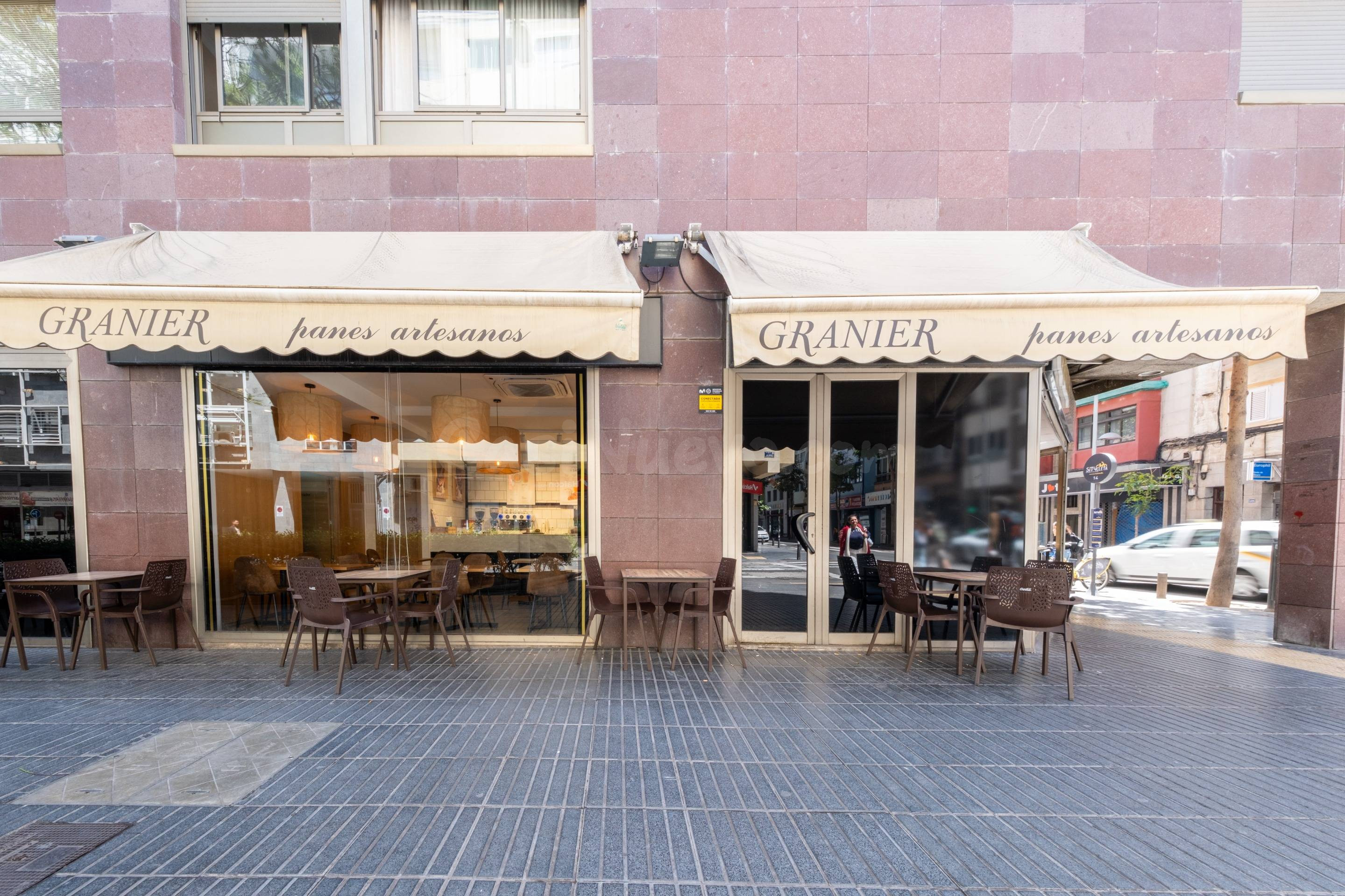 Traspaso cafetería–pastelería en plena actividad.