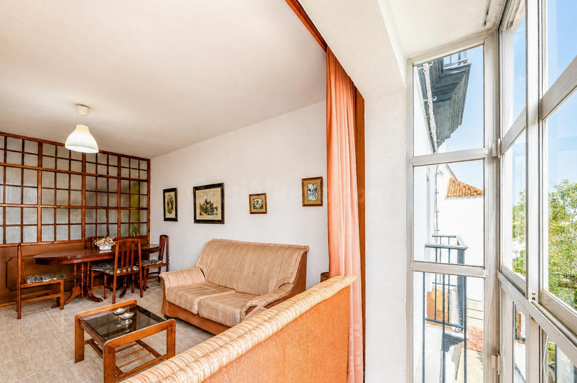 Oportunidad en Chiclana: Piso de 92 m2 amueblado con patio privado  ideal para familias