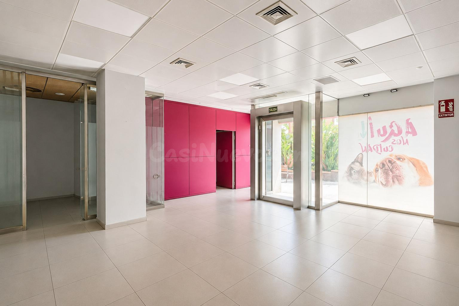 Amplio local comercial de 154 m2 ya compartimentado para des
