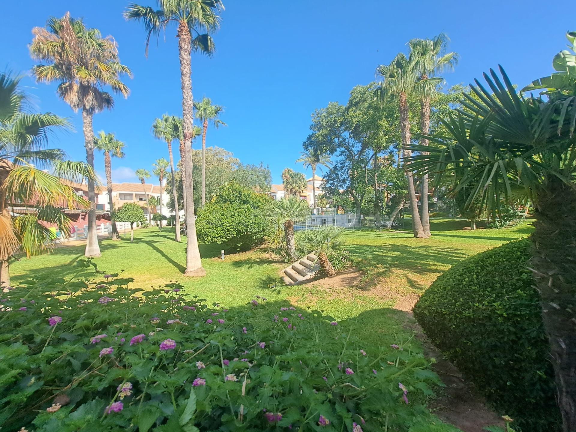 ✨ ¡Lo tiene todo! Adosado familiar con jardín privado y pisc - foto 3