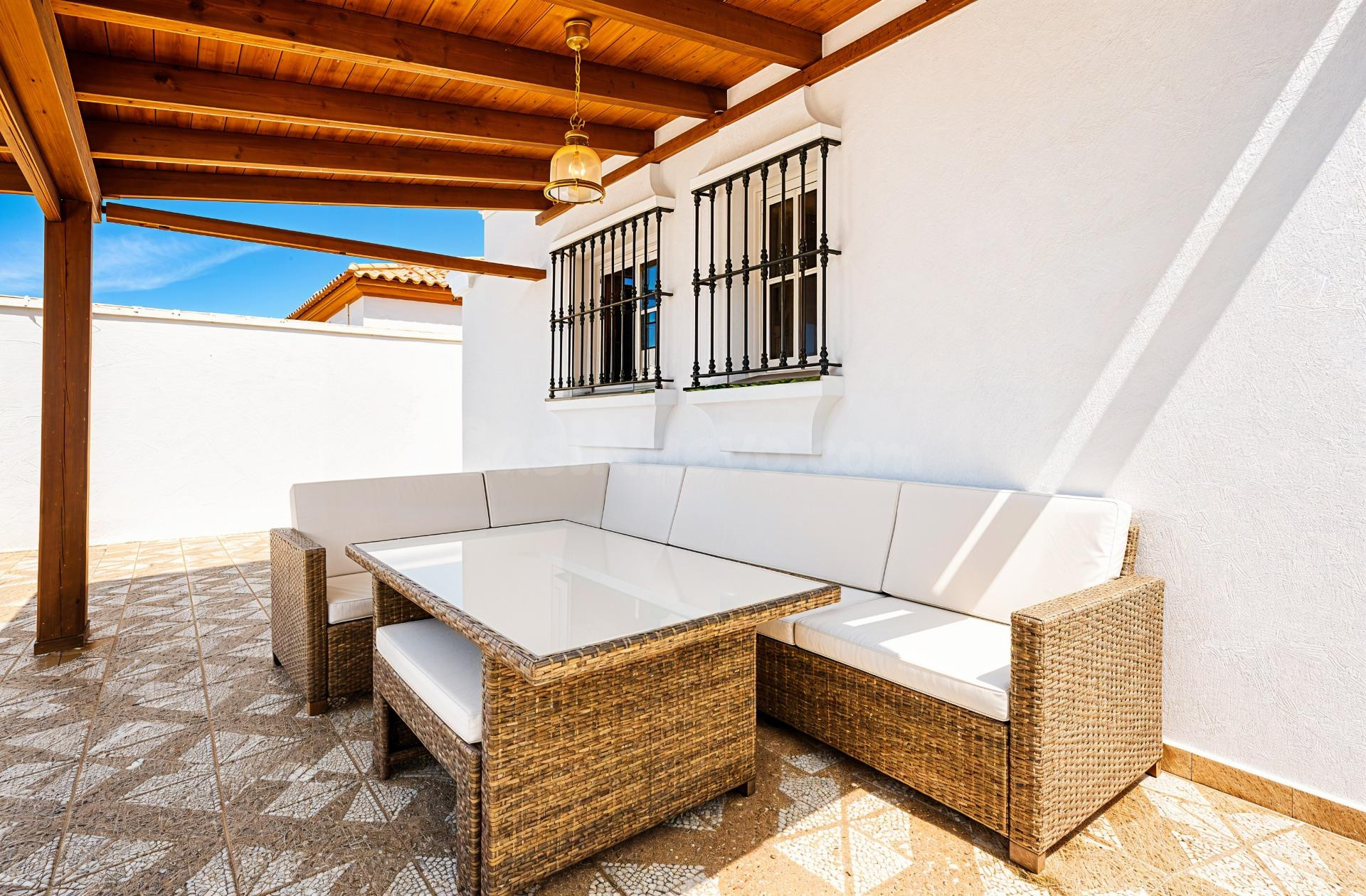 ¡Barbacoa, piscina y máxima comodidad! Exclusivo chalet urba - foto 2