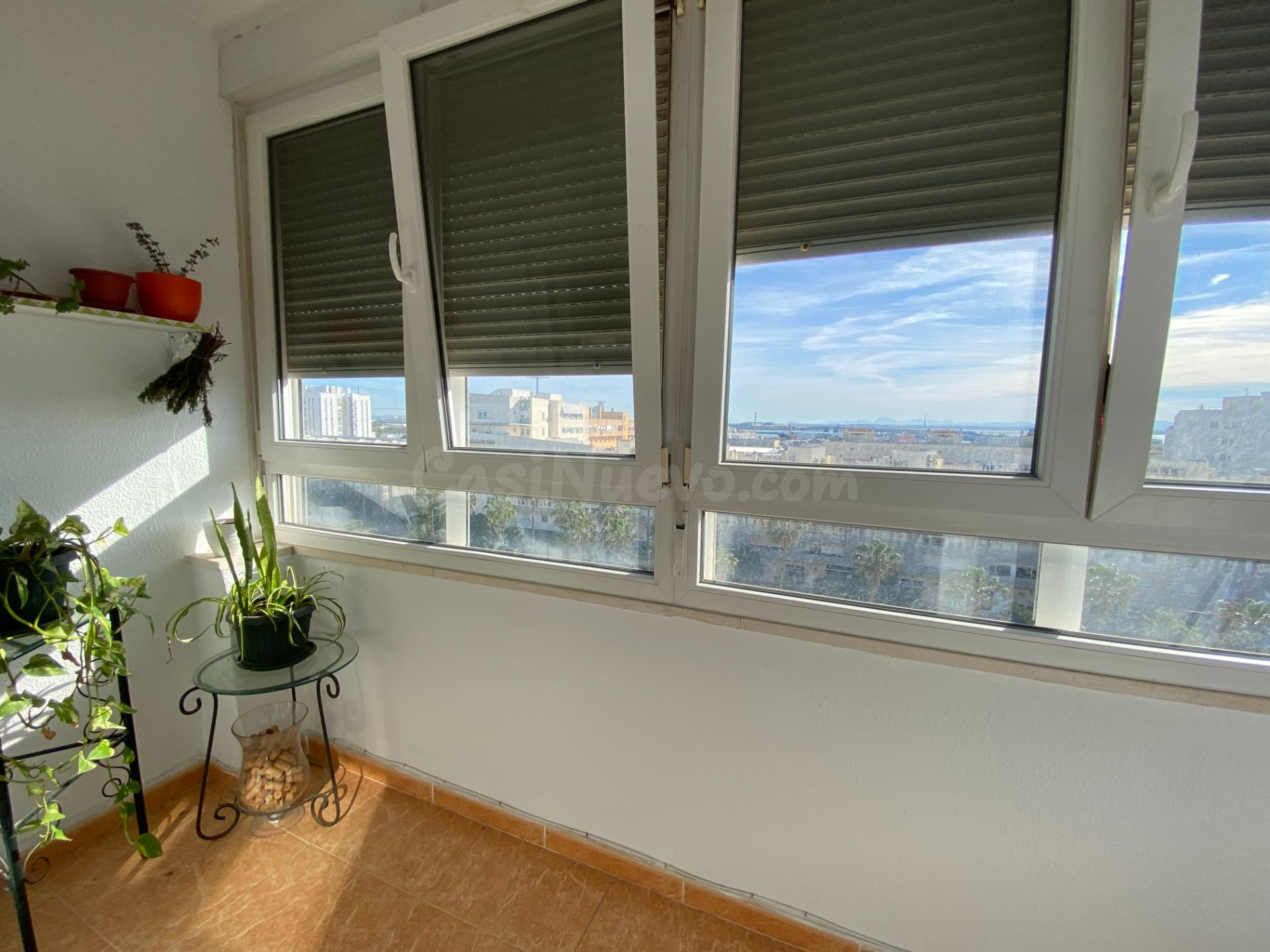 ¡Terraza Espectacular a 20m de la Playa Victoria! Piso Reformado en Cortadura74 m2 | 2 Dormitorios | 1 Baño | Vistas a la Bahía