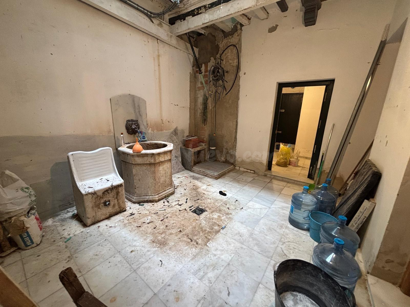 ¡Oportunidad en San Antonio! Planta baja diáfana con patio privado.