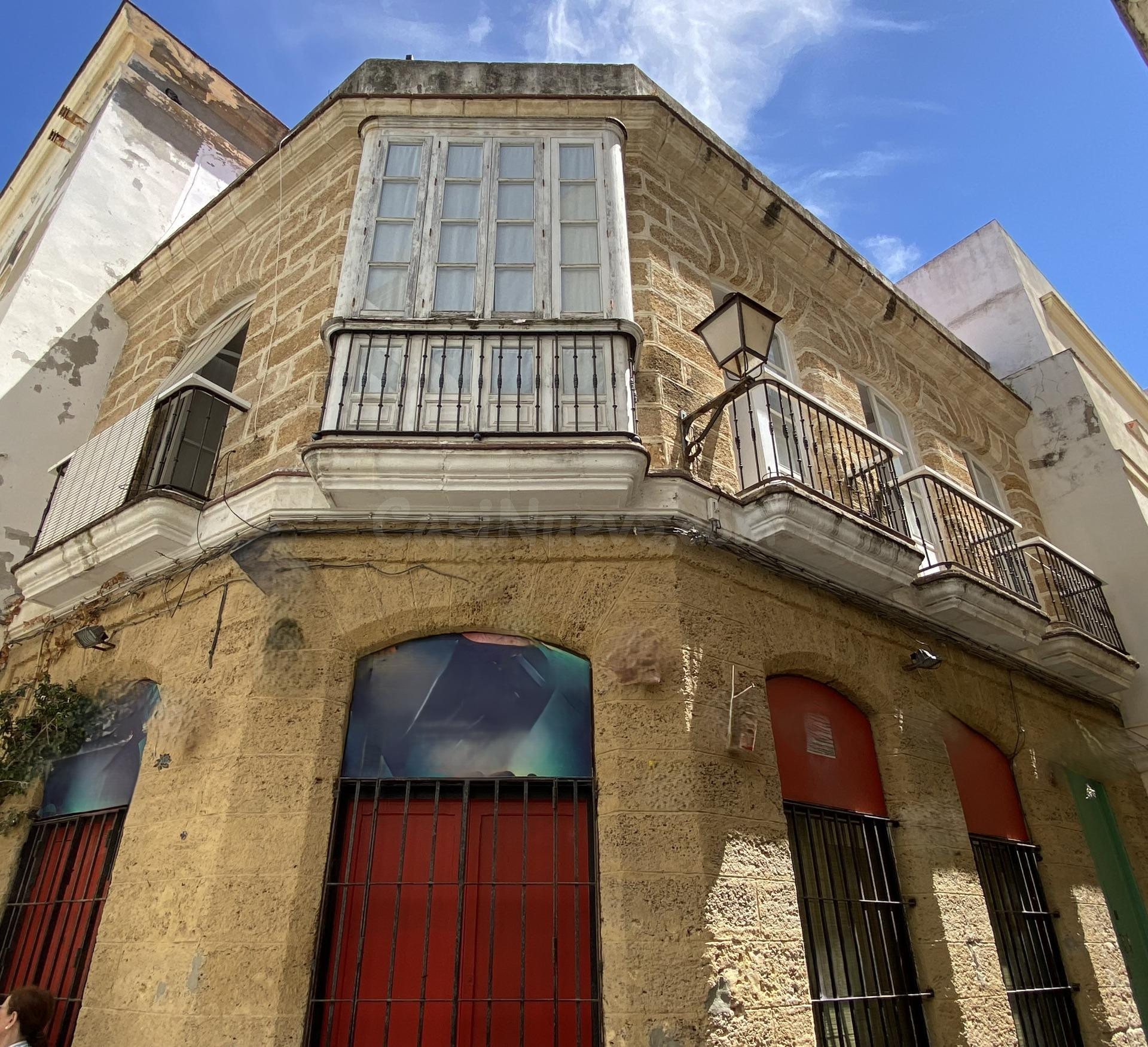 EDIFICIO EN VENTA EN EL PÓPULO, CÁDIZ – Vivienda y  Local