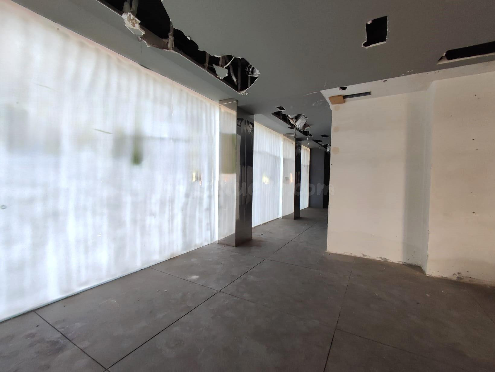 Oportunidad de Inversión en Cádiz: Amplio Local Comercial co