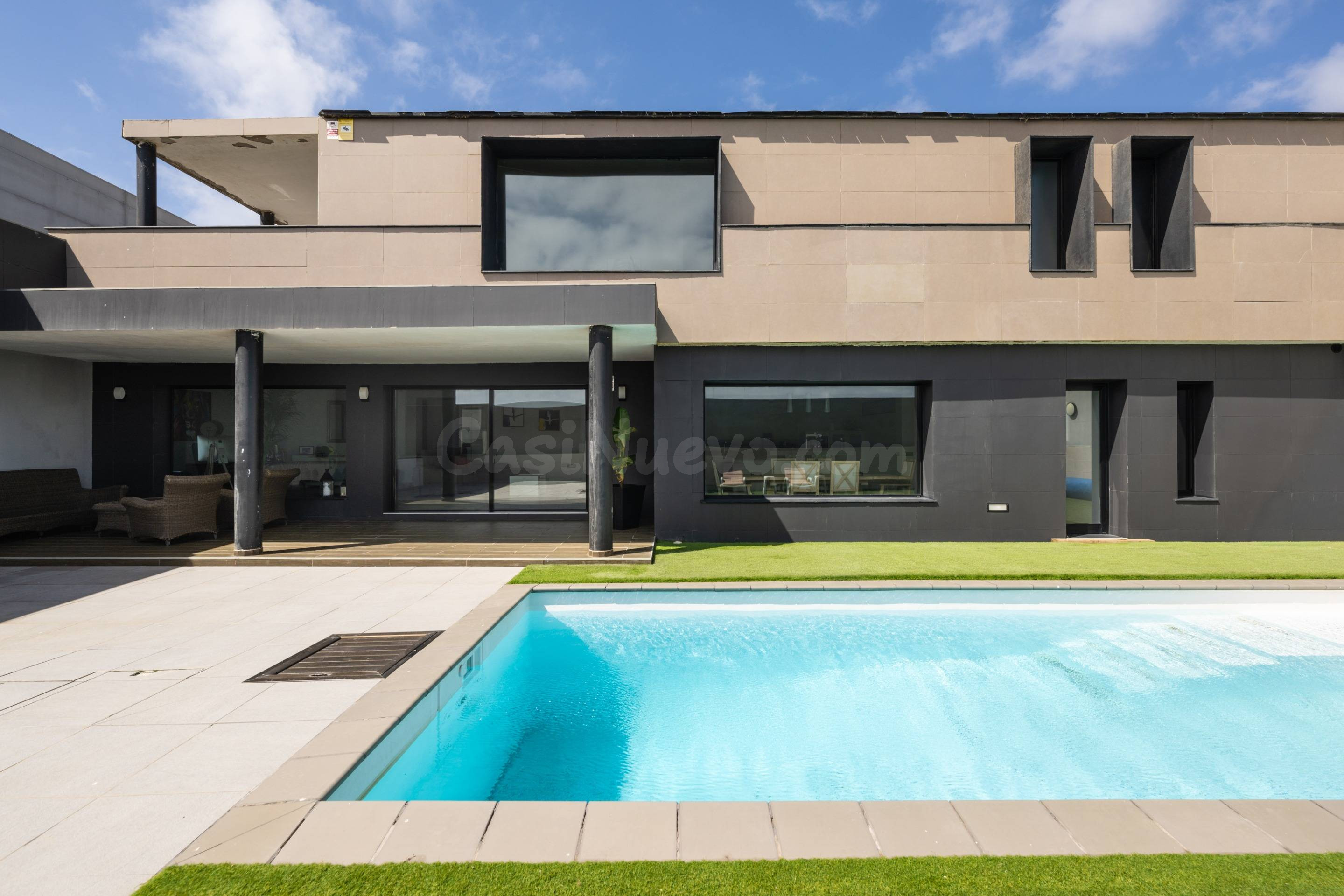 Exclusivo chalet con piscina privada y vistas infinitas al A