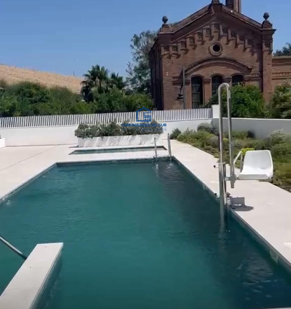 Exclusivo piso A ESTRENAR en casco de bodega con piscina y garaje (Sept-Jun)