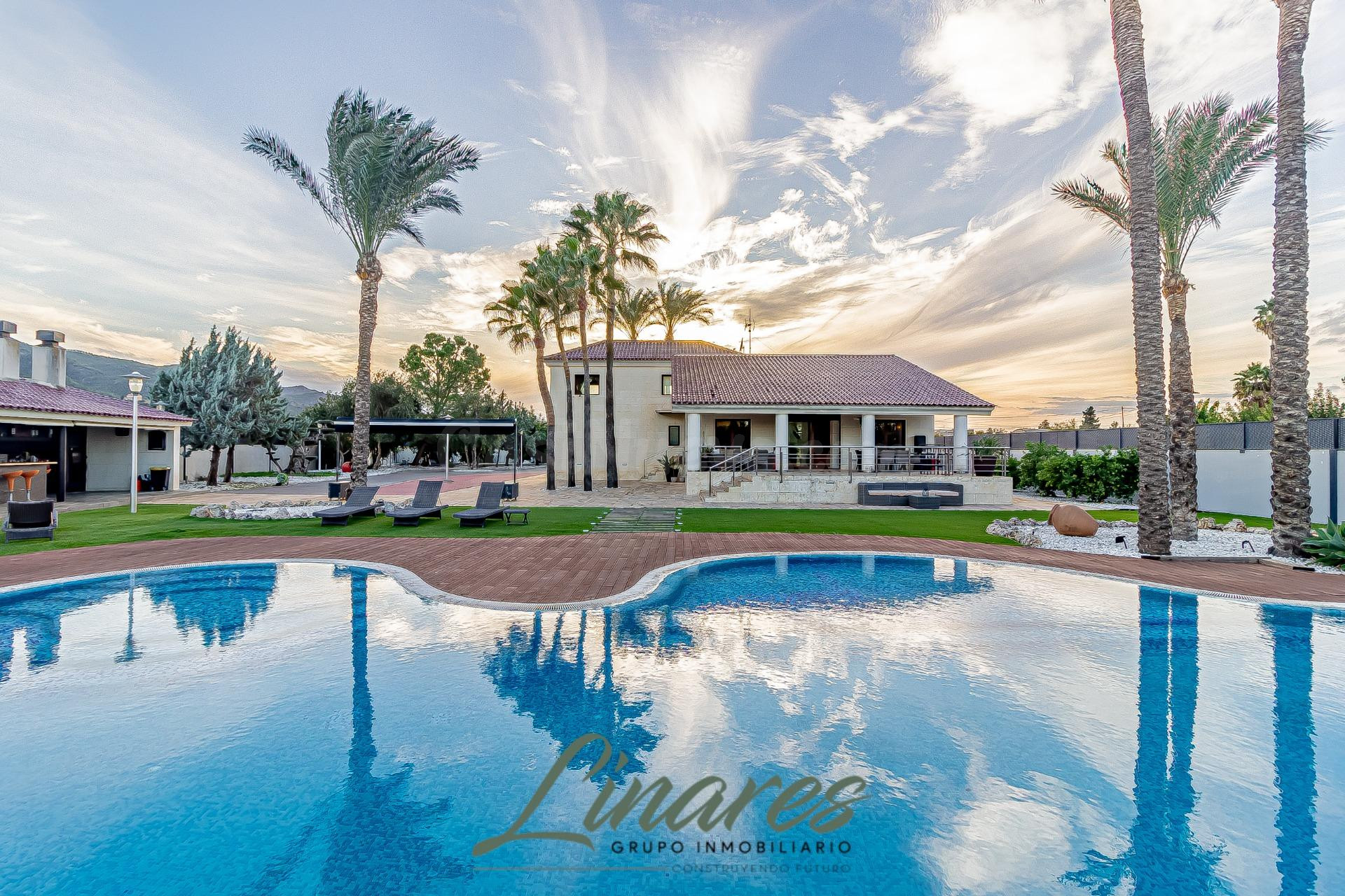 Villa de Ensueño con Vistas al Valle de la Fuensanta.