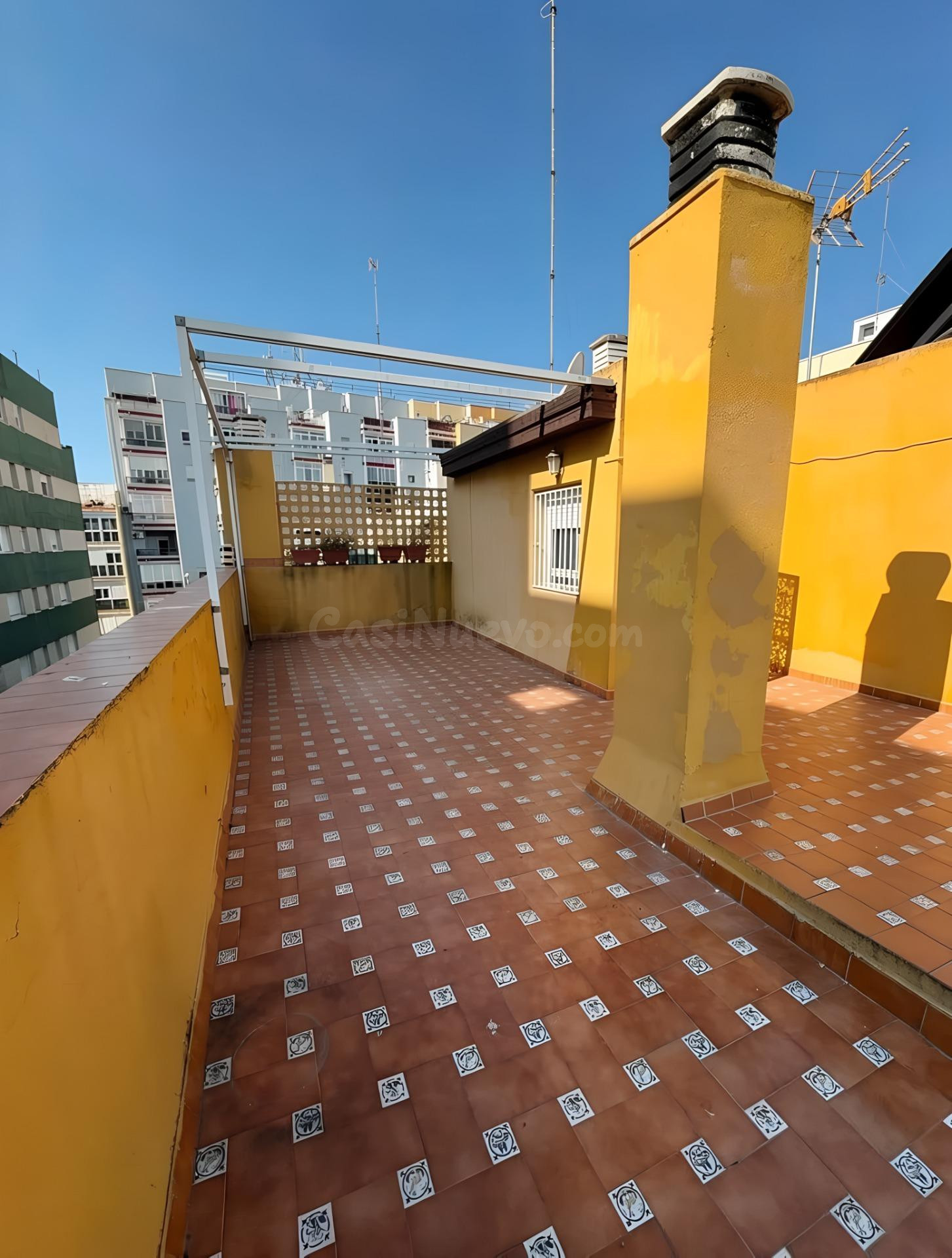 ¡Haz realidad la casa de tus sueños! Adosado con terraza y 4 dormitorios a 5 minutos de la playa - foto 2