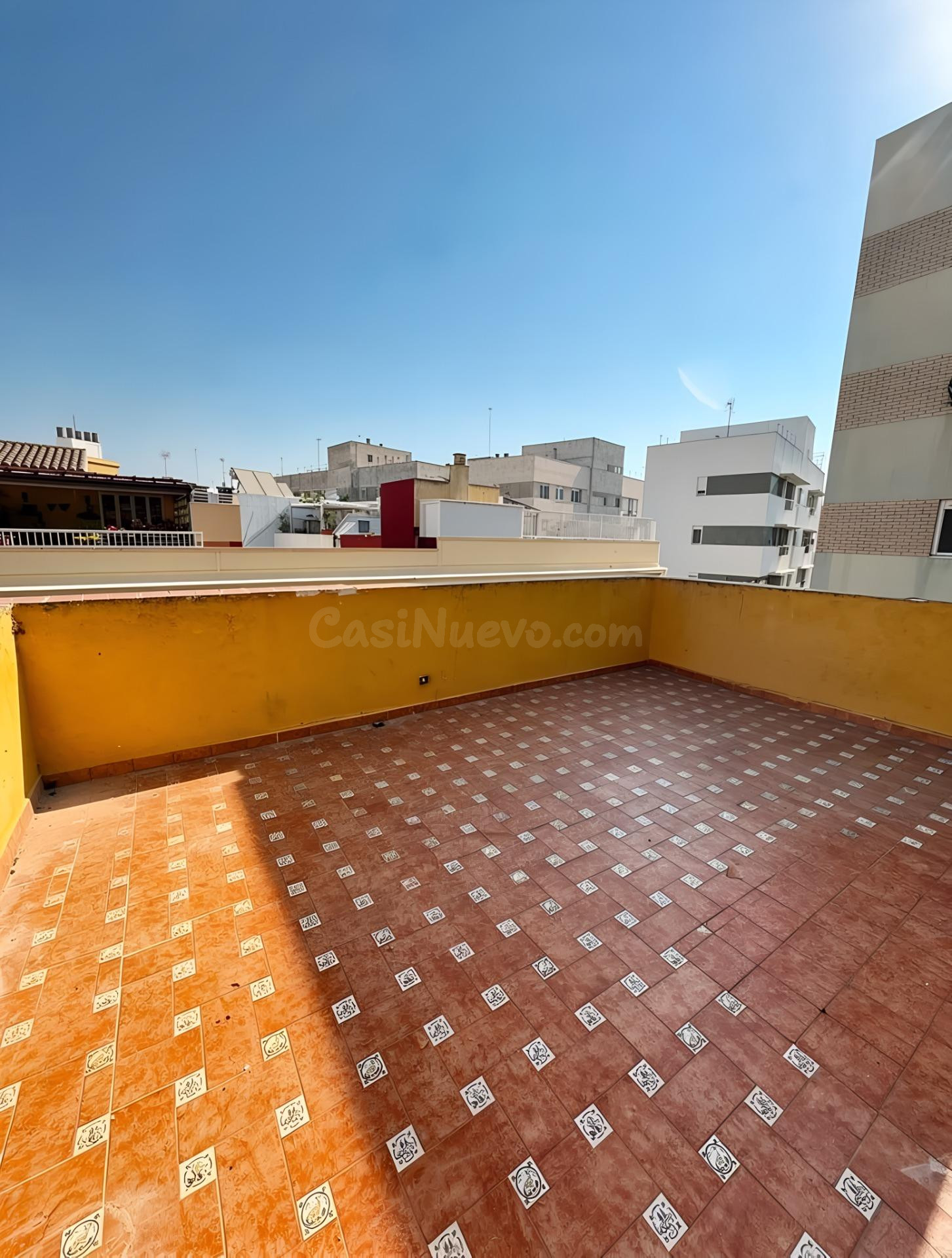 ¡Haz realidad la casa de tus sueños! Adosado con terraza y 4 dormitorios a 5 minutos de la playa - foto 3