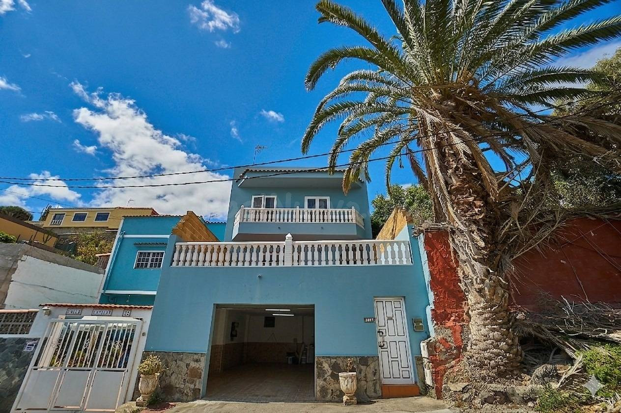 Chalet adosado con garaje y terrazas en Marzagán - foto 5