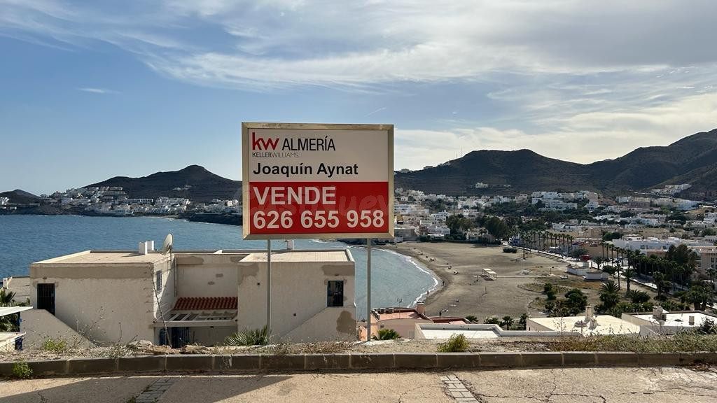 LUJO URBANO EN EL MAR DE SAN JOSÉ: parcela y proyecto básico