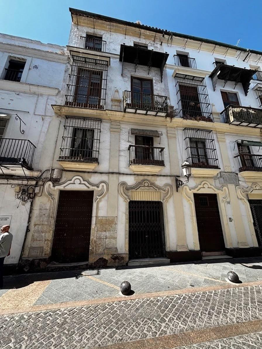 ¡Oportunidad única para Inversores! Finca Histórica con Licencia Concedida y Proyecto Pagado, lista para rehabilitar en El Puerto de Santa María - foto 2