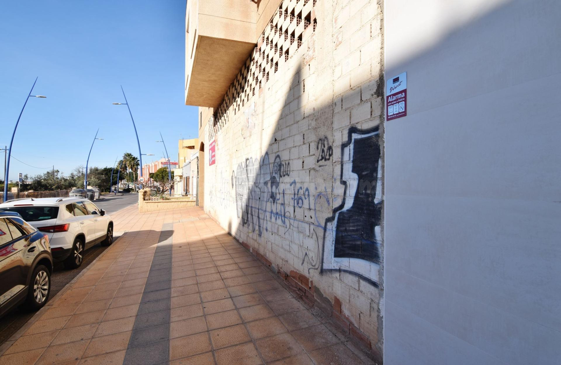 Se alquila local comercial en El Alquian