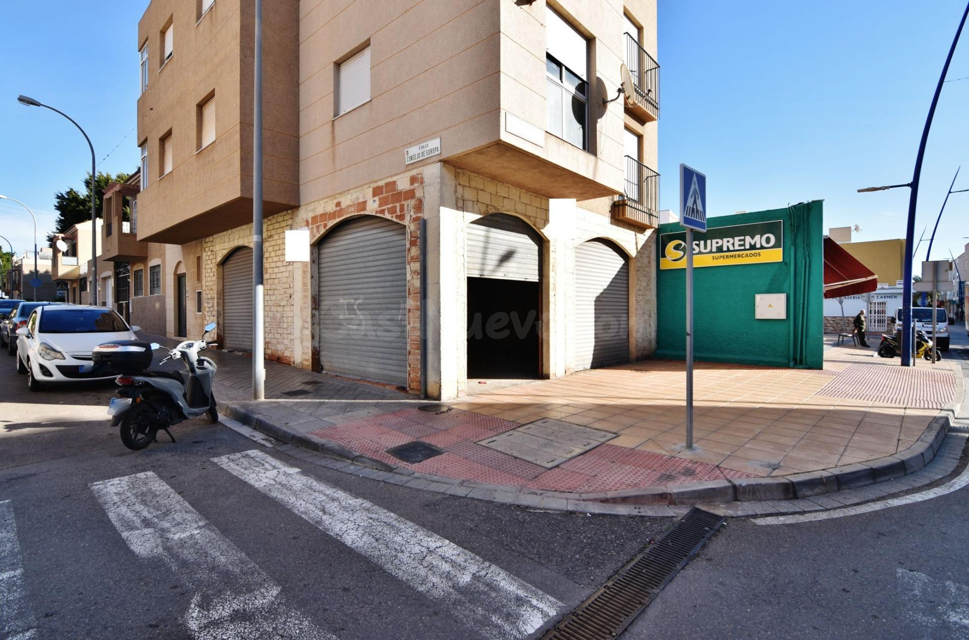 Se alquila local comercial en esquina en El Alquian