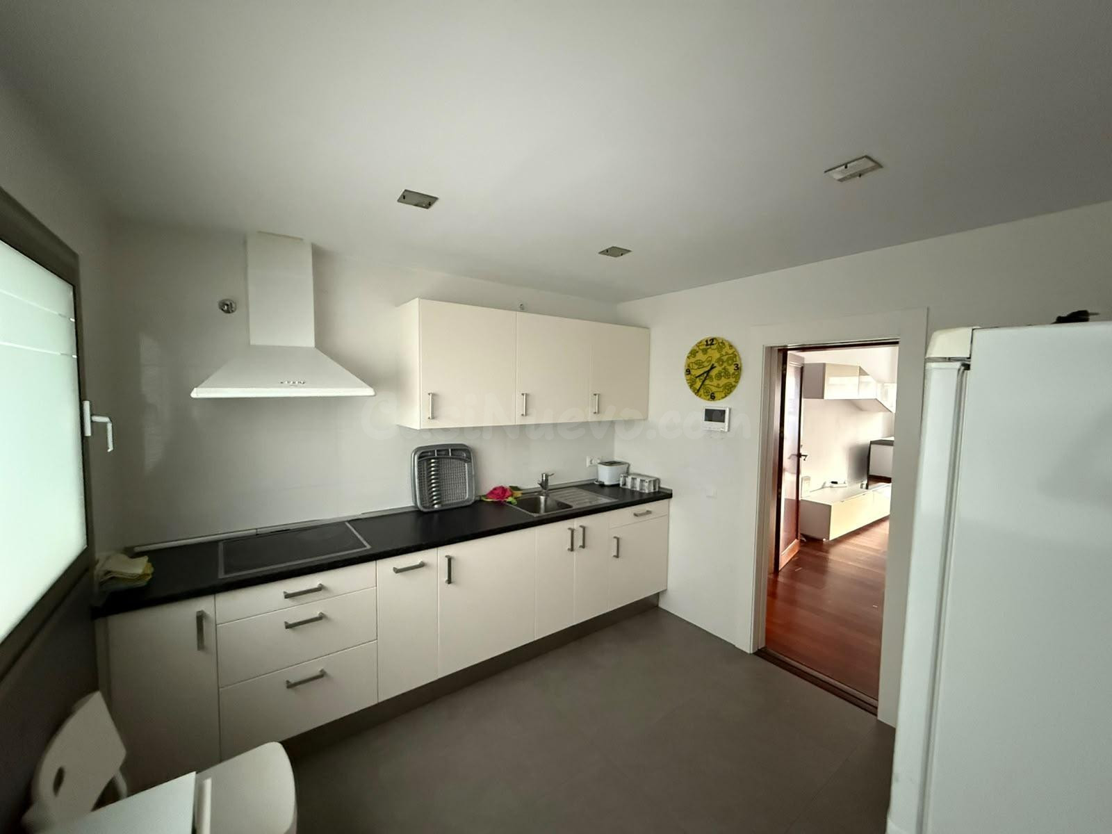 Exclusiva vivienda totalmente reformada a 100 metros de la Playa de la Victoria - foto 2