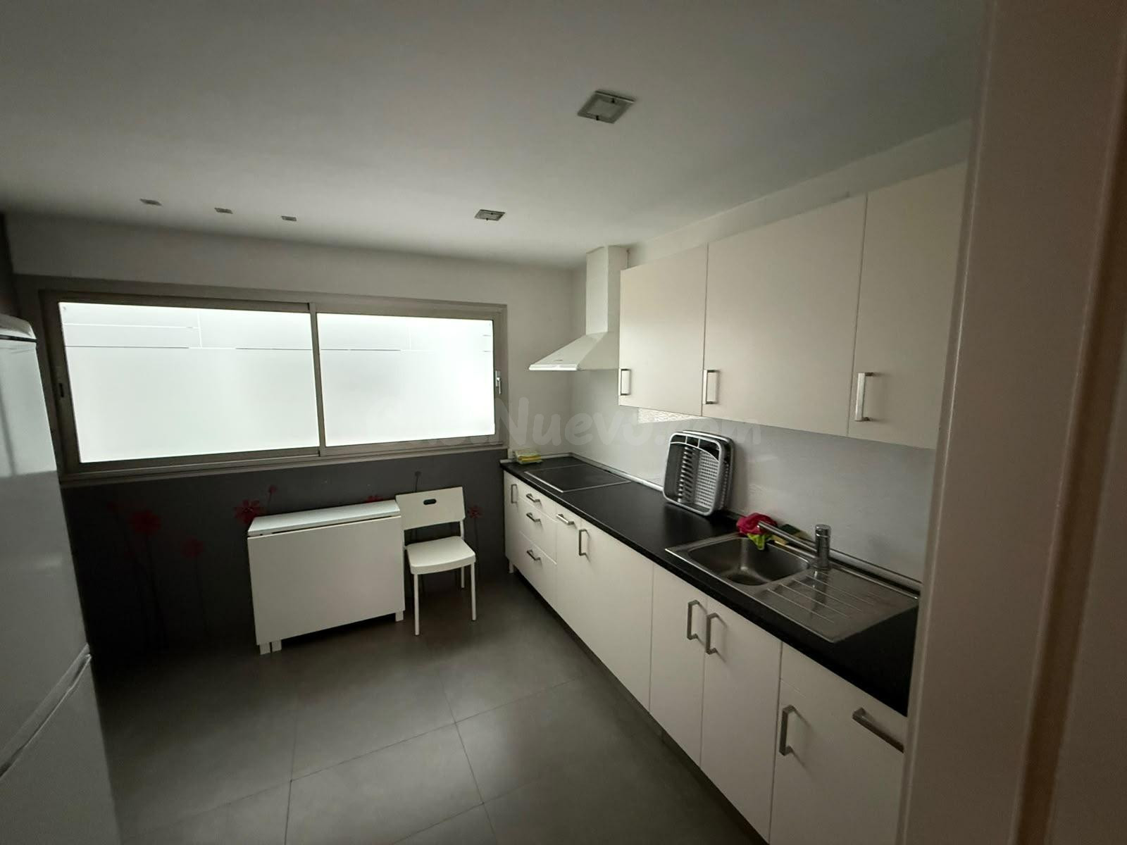 Exclusiva vivienda totalmente reformada a 100 metros de la Playa de la Victoria - foto 3
