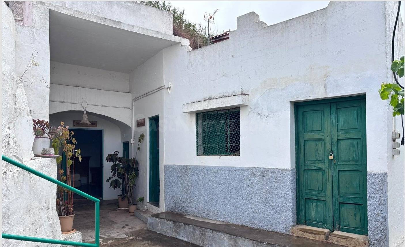 Casa con cuevas y terreno en Valerón-Gáldar