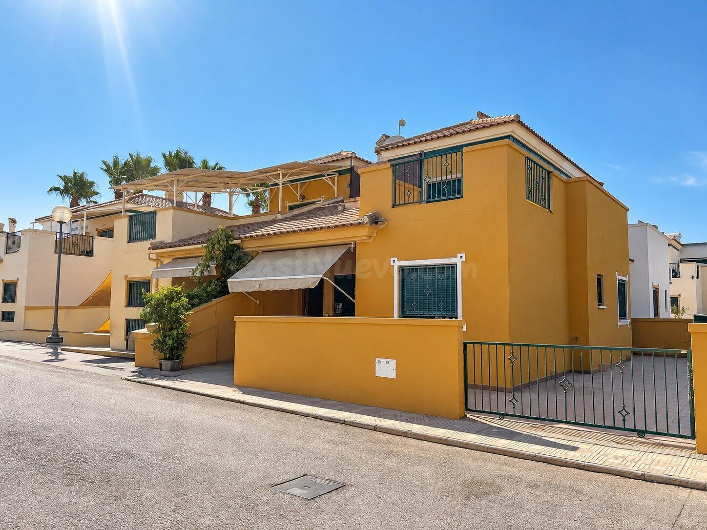 CHALET ADOSADO CON GRAN PISCINA COMUNITARIA EN ALMORADÍ, ALI - foto 2