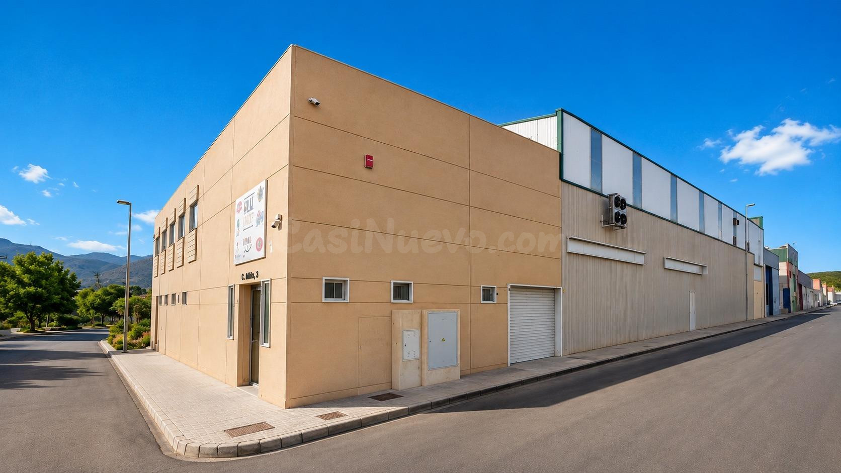 NAVE INDUSTRIAL DE GRAN ALTURA CON ÁREA LOGÍSTICA, CÁMARA Y 