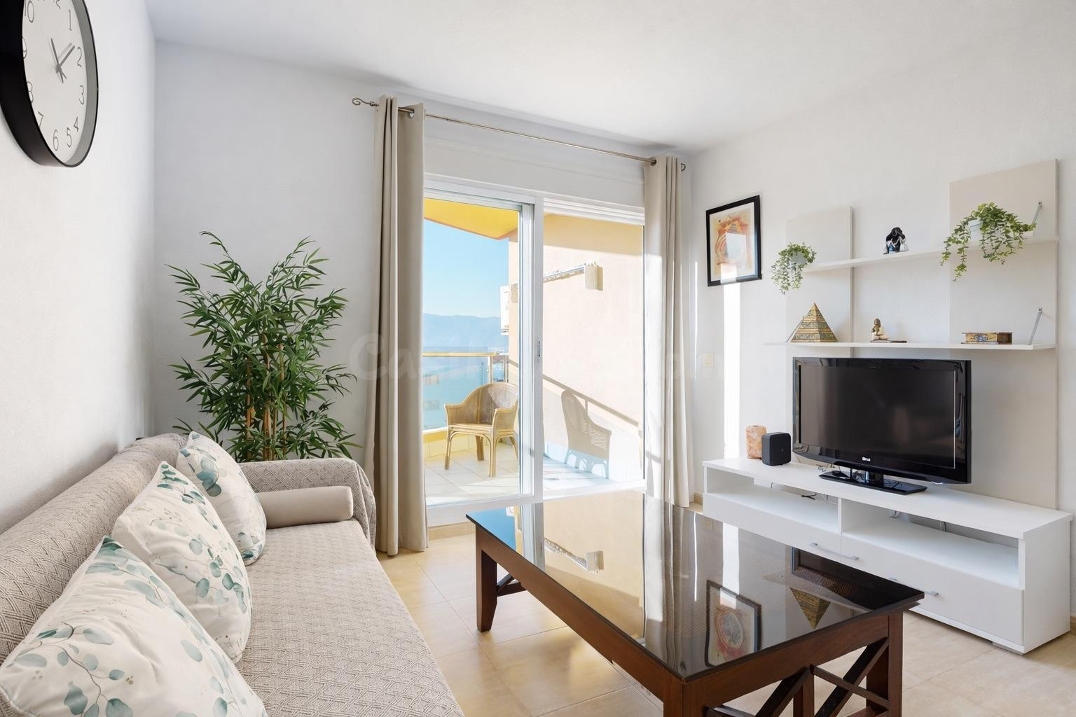 Apartamento con terraza y piscina en Roquetas de Mar | - foto 2