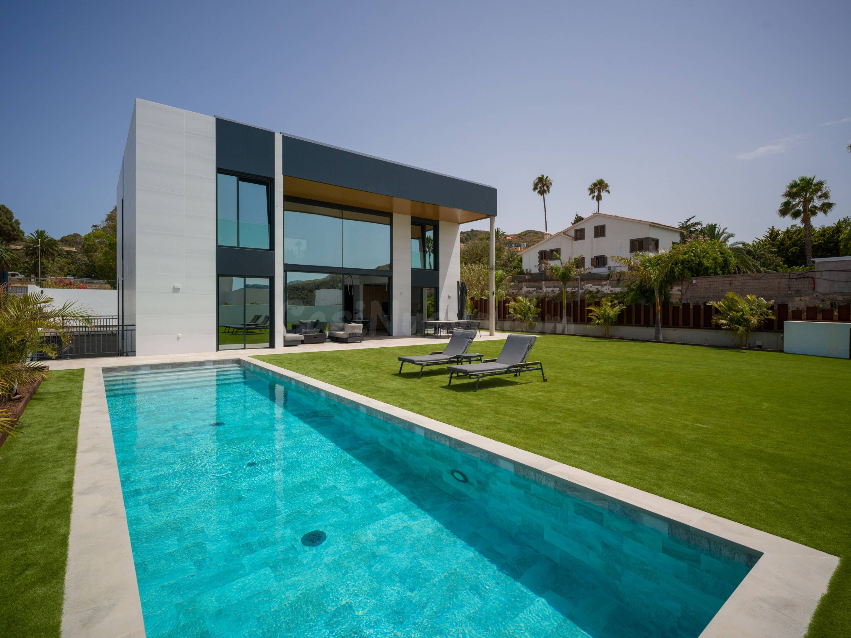 ESPECTACULAR VILLA A ESTRENAR CON PISCINA EN TAFIRA BAJA