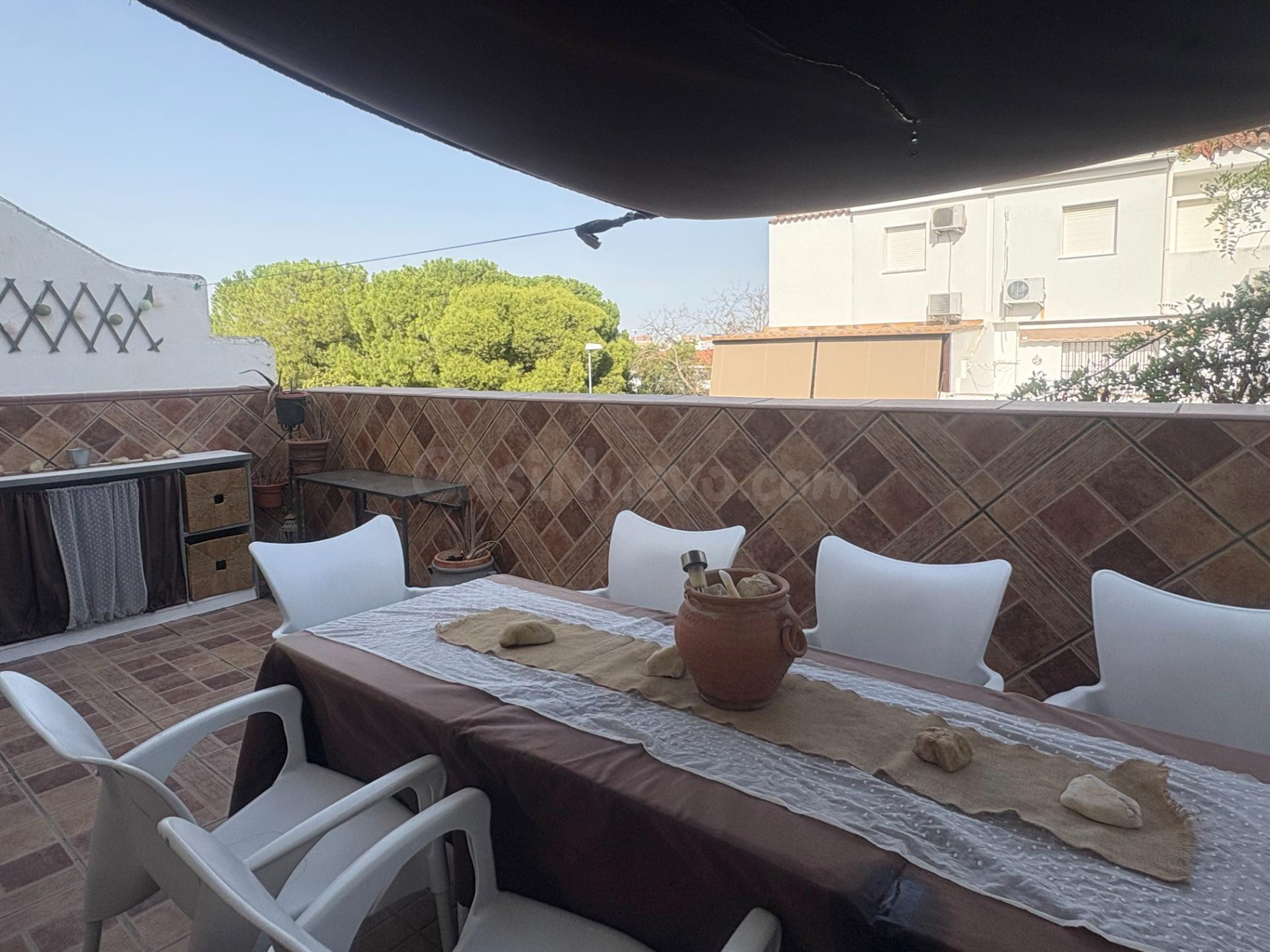 BONITA UNIFAMILIAR CON PATIOS Y TERRAZA EN ZONA EL PINAR - foto 2