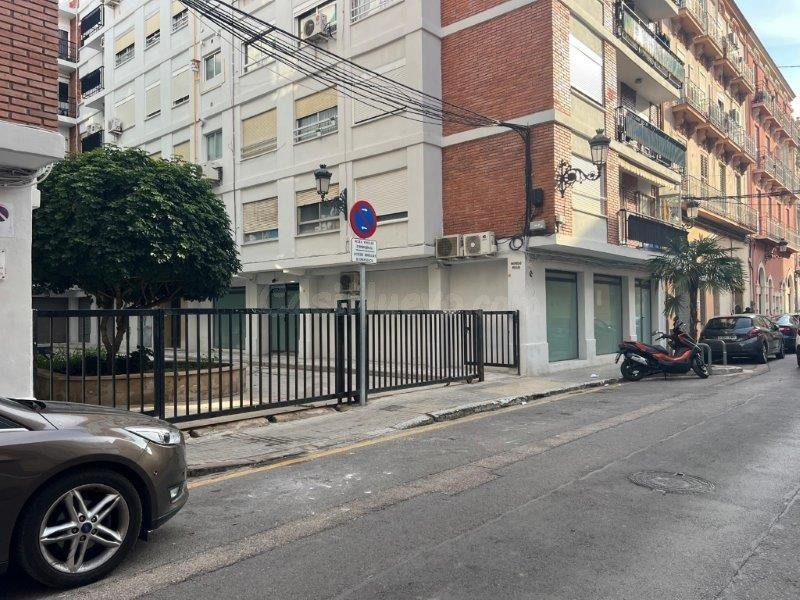 ** MAGINFICO LOCAL CALLE ACTOR LLORENS, ALBORS, IDEAL PARA D